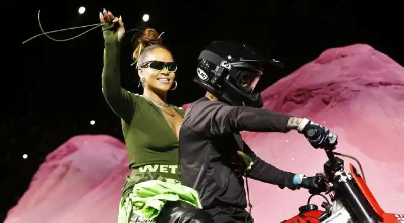 rihanna in moto