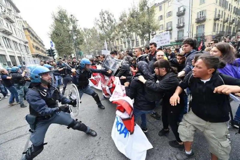 SCONTRI AL CORTEO DI PROTESTA PER IL G7 A TORINO