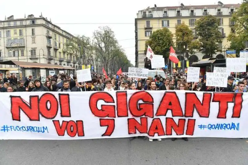 SCONTRI AL CORTEO DI PROTESTA PER IL G7 A TORINO