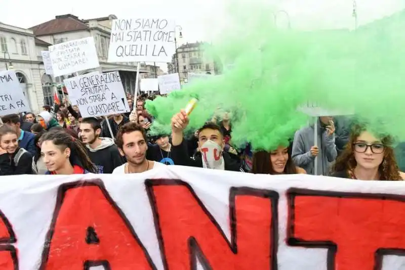 SCONTRI AL CORTEO DI PROTESTA PER IL G7 A TORINO