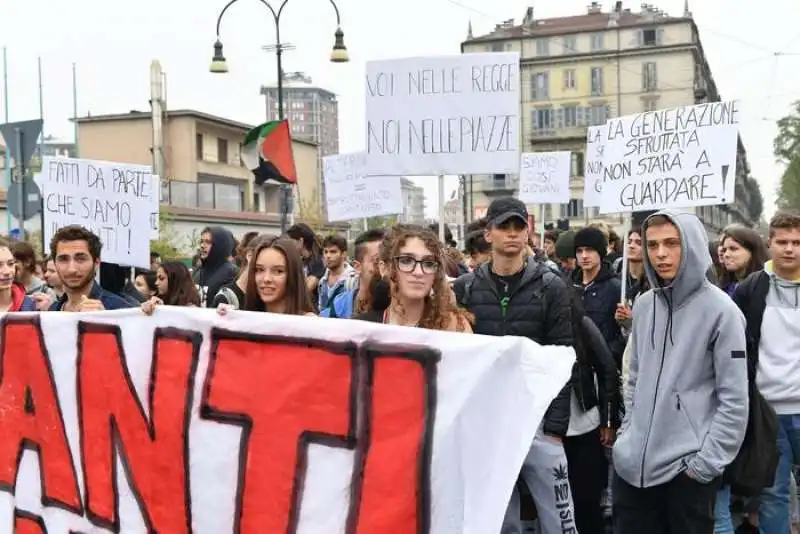 SCONTRI AL CORTEO DI PROTESTA PER IL G7 A TORINO