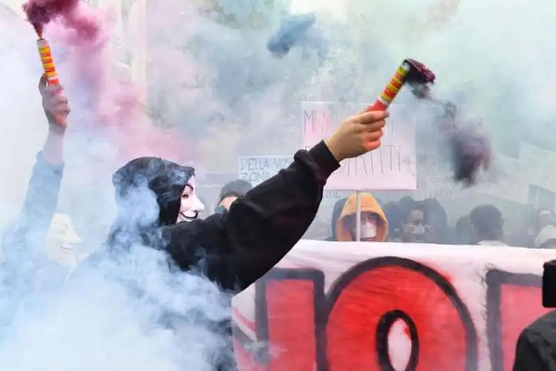 SCONTRI AL CORTEO DI PROTESTA PER IL G7 A TORINO