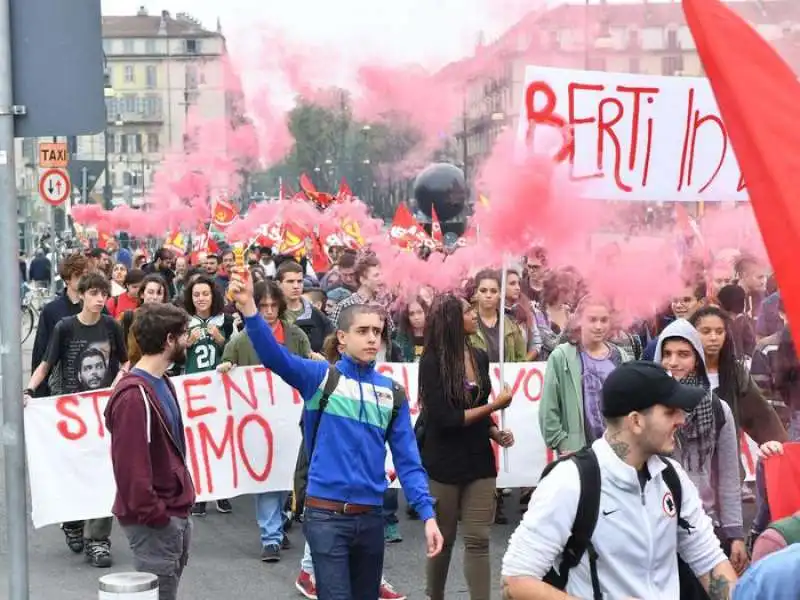 SCONTRI AL CORTEO DI PROTESTA PER IL G7 A TORINO