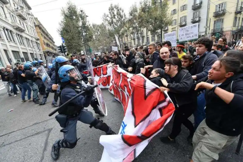 scontri manifestanti agenti torino1 