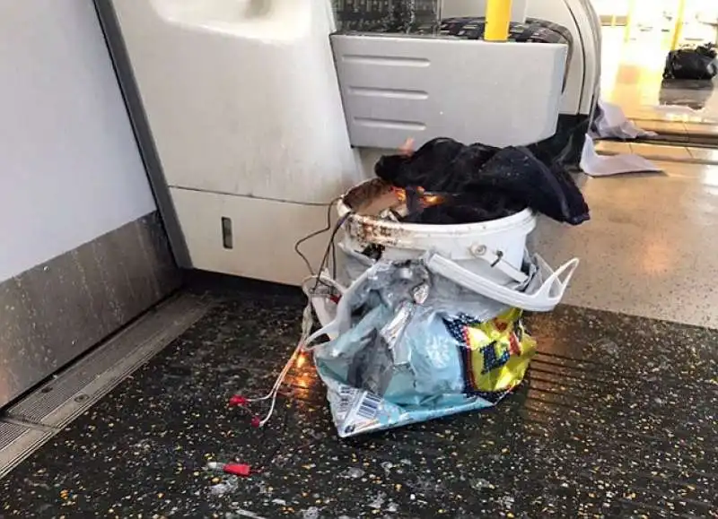 secchi esplosivi nella metro di londra