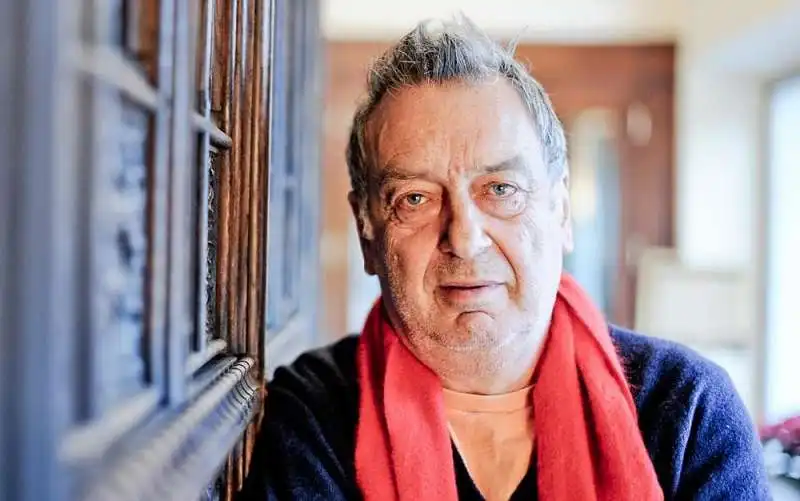 STEPHEN FREARS