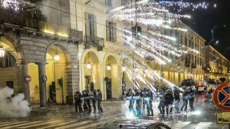 torino assalto contro agenti