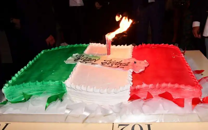 torta tricolore per il festeggiato andrea meschini