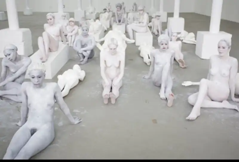 VANESSA BEECROFT 2