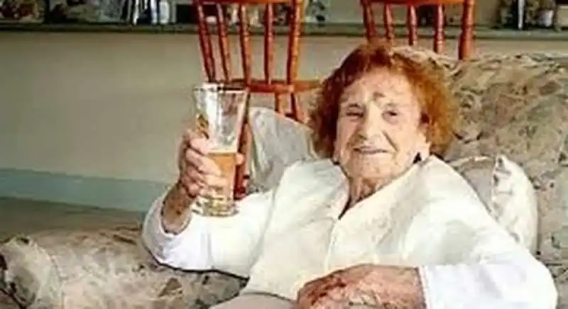 a 104 anni in piedi a due giorni dall'intervento  bevo birra due volte al giorno 2