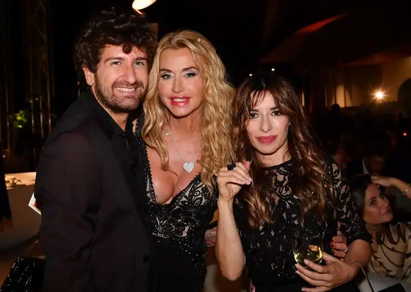 alessandro siani con valeria marini e sabrina impacciatore