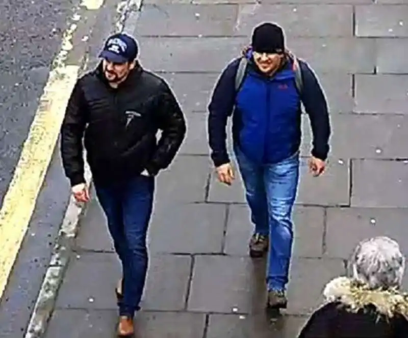 alexander petrov ruslan boshirov accusati dell avvelenamento di skripal sorridenti a salisbury