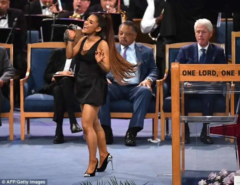 bill clinton arrapato da ariana grande al funerale di aretha franklin 2