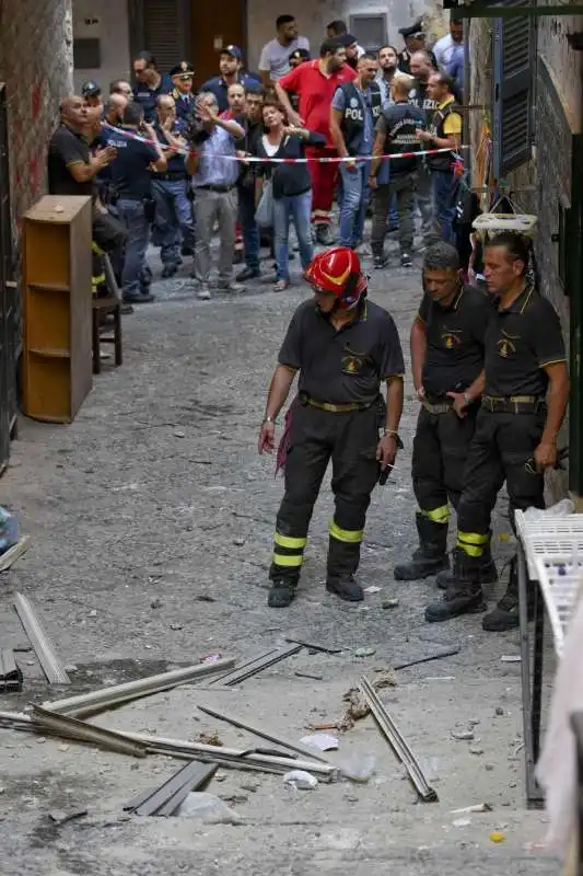 esplosione in un appartamento a napoli 6