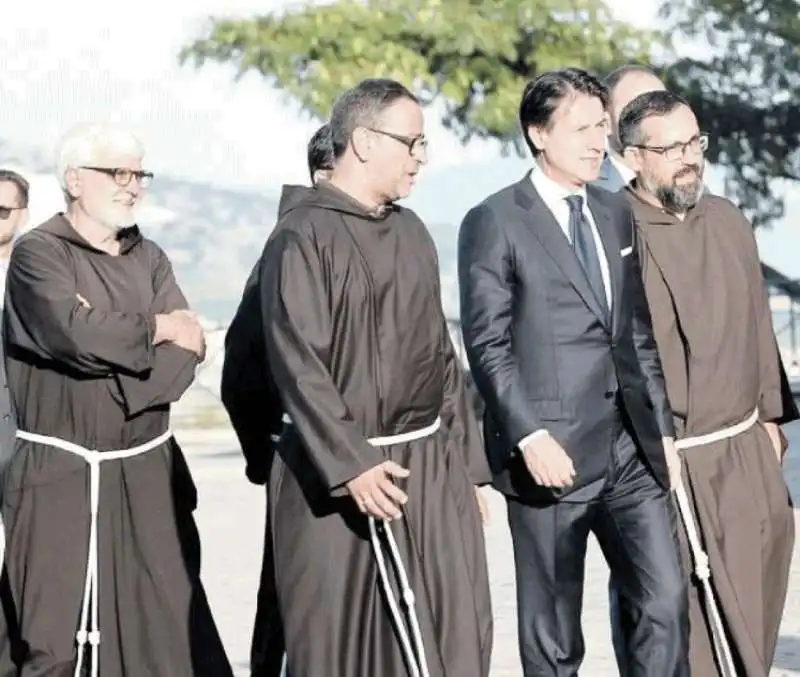 GIUSEPPE CONTE CON I FRATI A SAN GIOVANNI ROTONDO  