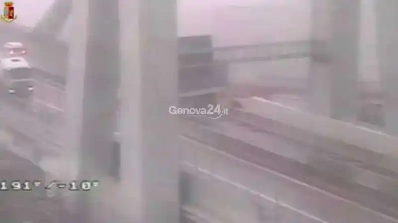 IL MOMENTO DEL CROLLO DI PONTE MORANDI A GENOVA 1