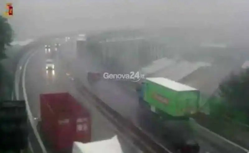 IL MOMENTO DEL CROLLO DI PONTE MORANDI A GENOVA