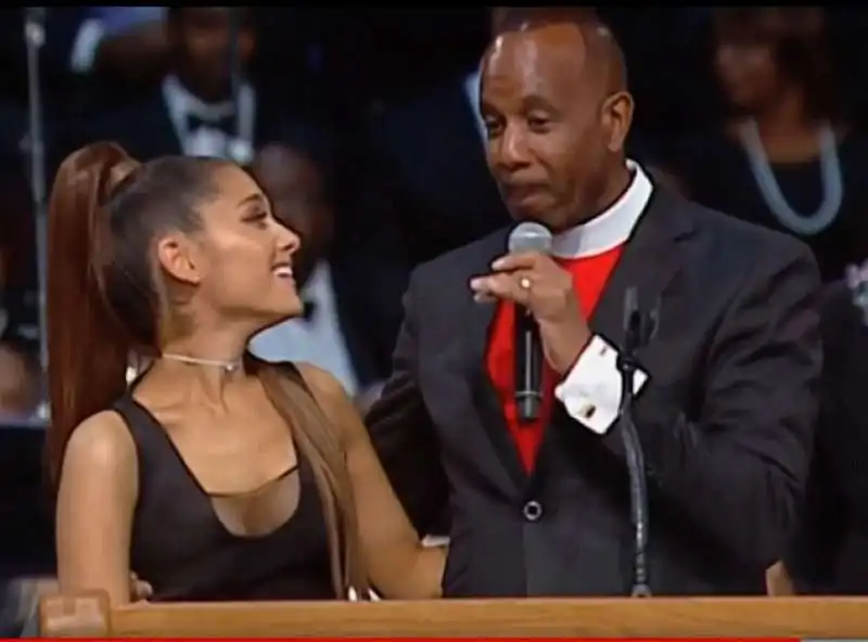 il pastore charles ellis iii palpa ariana grande durante i funerali di aretha franklin 2