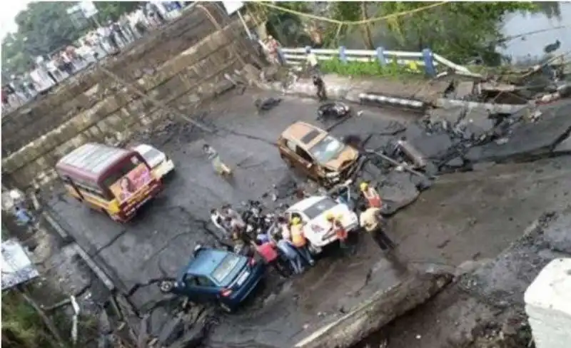 il ponte majerhat di calcutta come il viadotto morandi 2