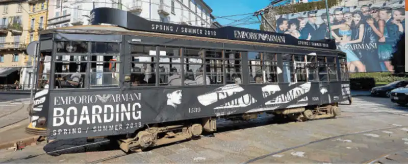 il tram personalizzato emporio armani in via broletto