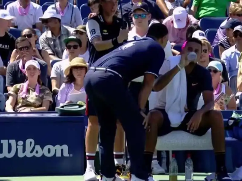 kyrgios e arbitro