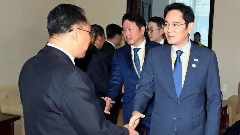 l erede dell impero samsung stringe la mano del vice primo ministro nordcoreano