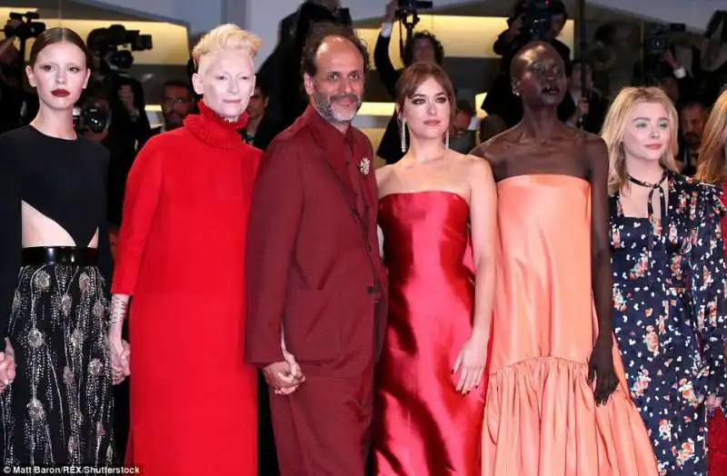 luca guadagnino con il cast di suspiria 1