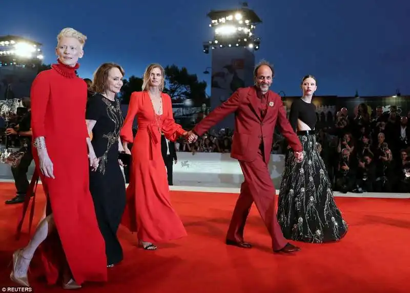 luca guadagnino con il cast di suspiria