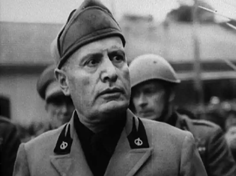 mussolini in visita ai reparti di salo