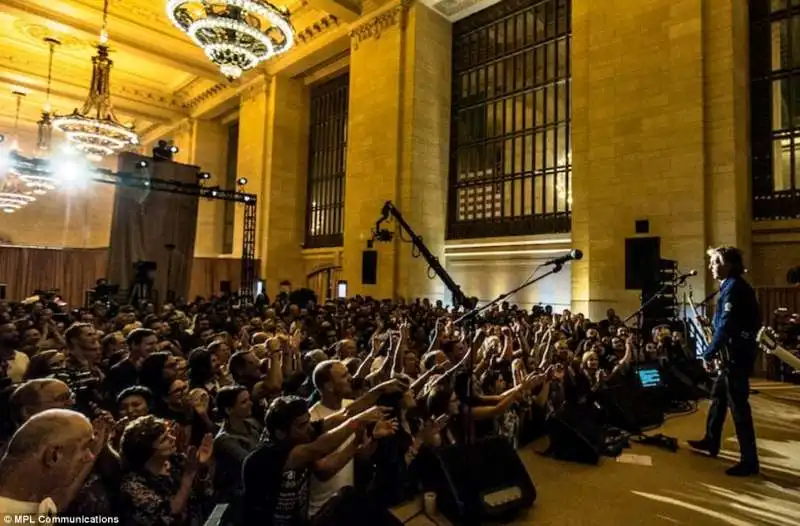 paul mccartney concerto a sorpresa alla stazione centrale di new york   