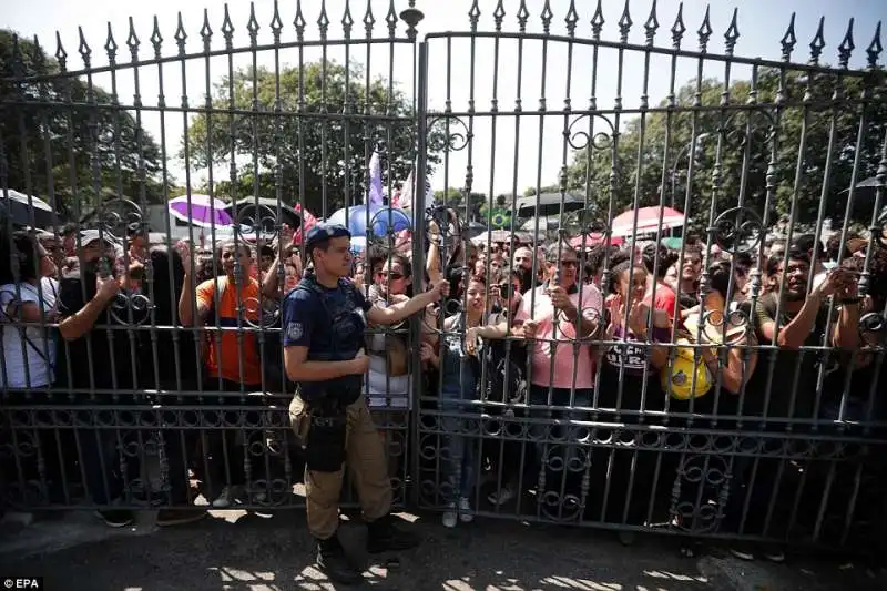 proteste dopo l'incendio del museo nazionale di rio