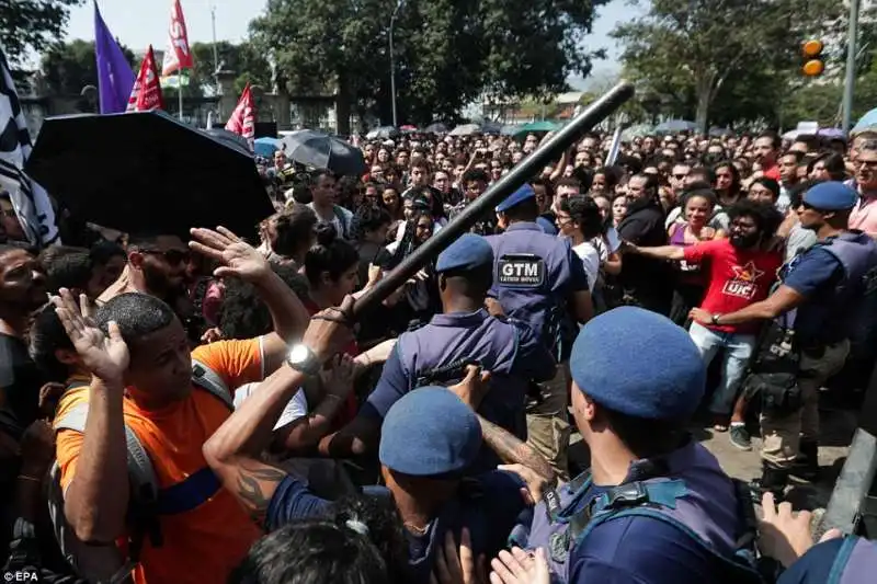 proteste per i tagli in brasile