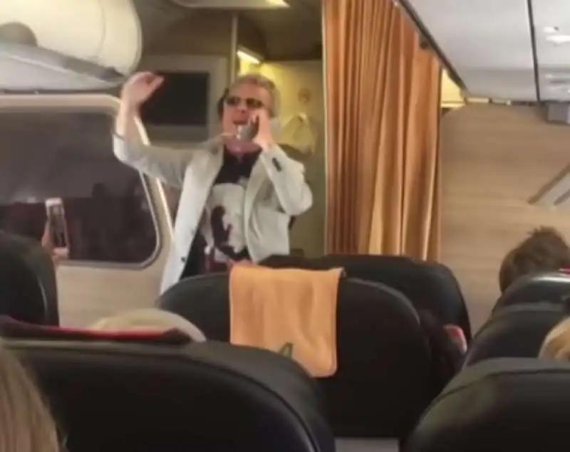 PUPO CANTA IN AEREO 