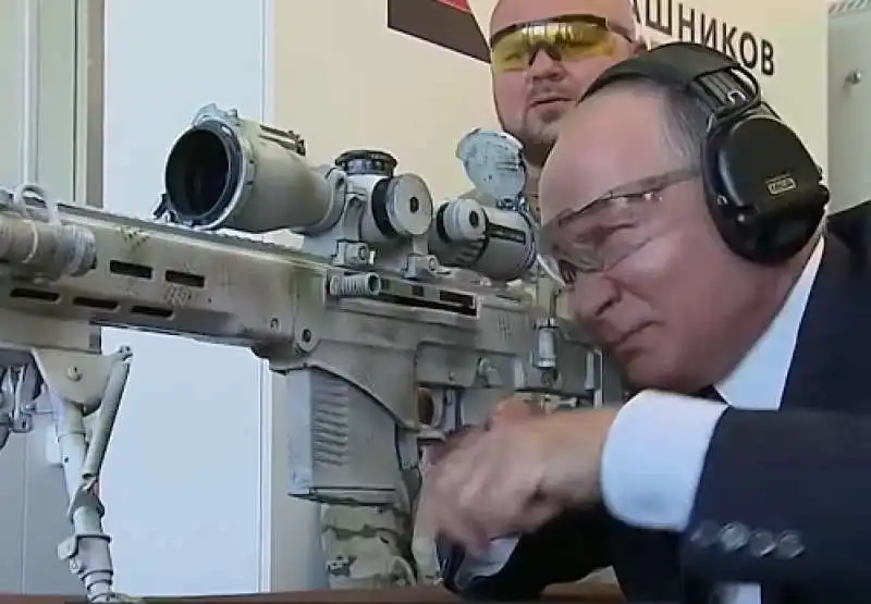 PUTIN PROVA IL NUOVO KALASHNIKOV