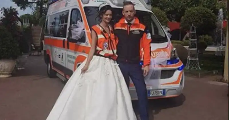 sposa arriva in ambulanza 2