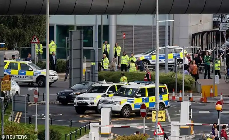 aeroporto di manchester pacco sospetto