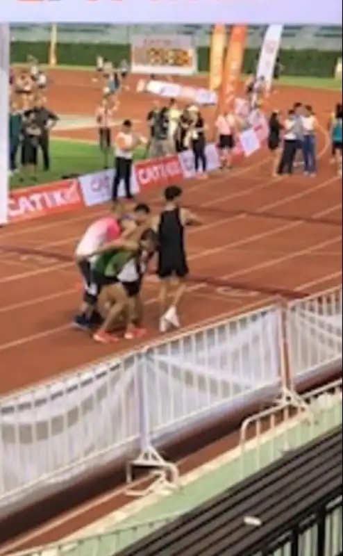 atleta si ferma per soccorrere un altro corridore 2