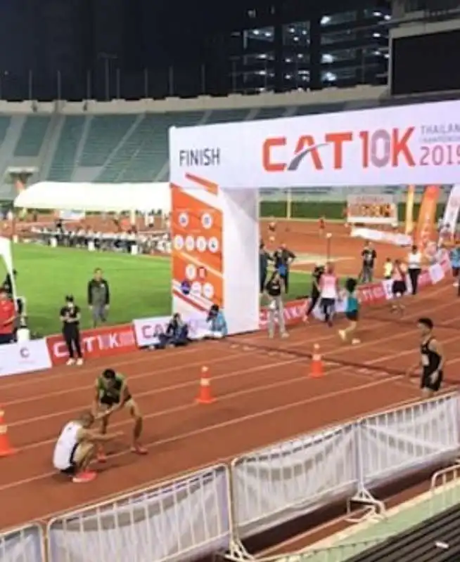 atleta si ferma per soccorrere un altro corridore 5