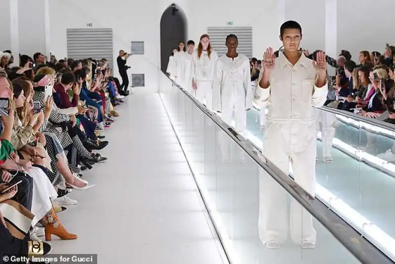 ayesha tan jones protesta in passerella contro gucci 1