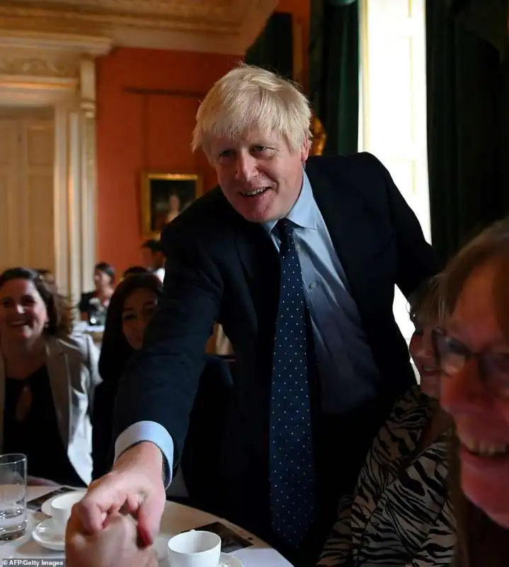 boris johnson prende un te con lo staff dell'nhs