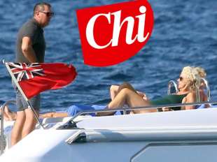 CAMILLA PARKER BOWLES DA SOLA IN YACHT IN SARDEGNA