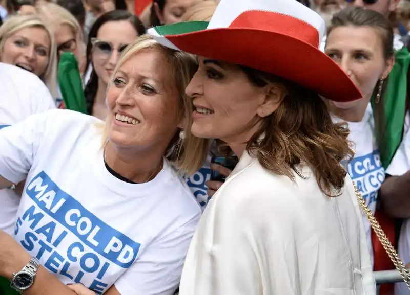 daniela santanche' con cappello tricolore alla manifestazione contro il governo conte bis 1