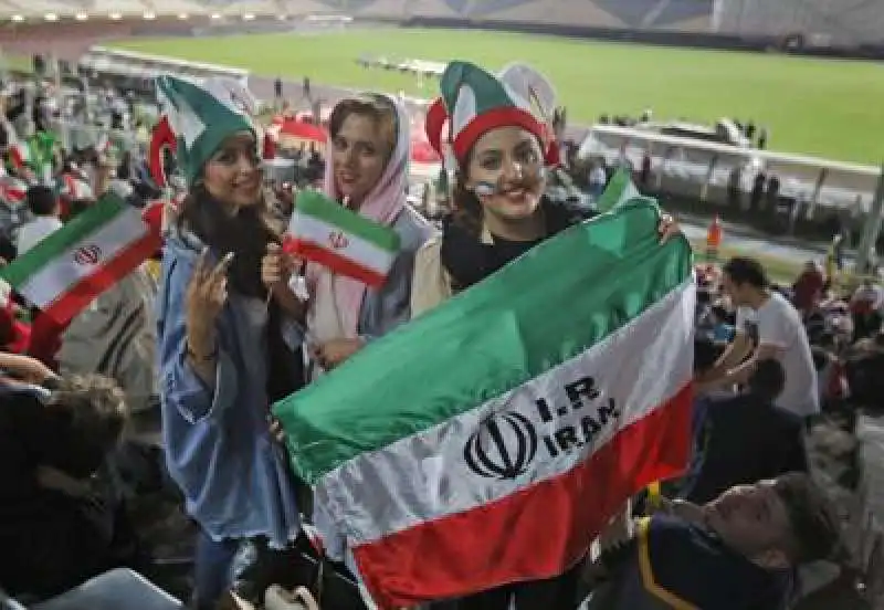 donne iraniane negli stadi 1