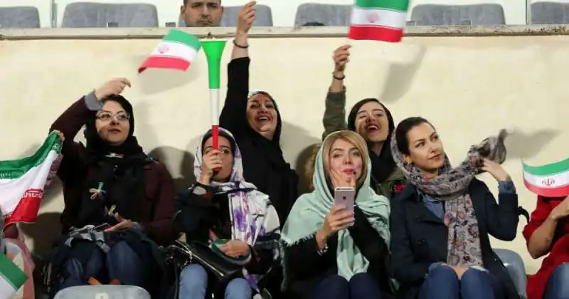 donne iraniane negli stadi 7