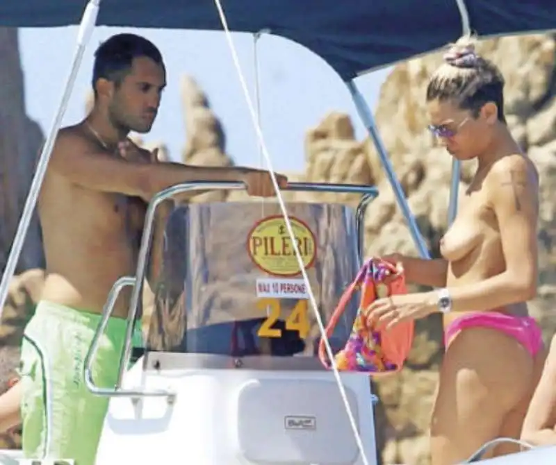 elodie in topless in barca con mahmood 3