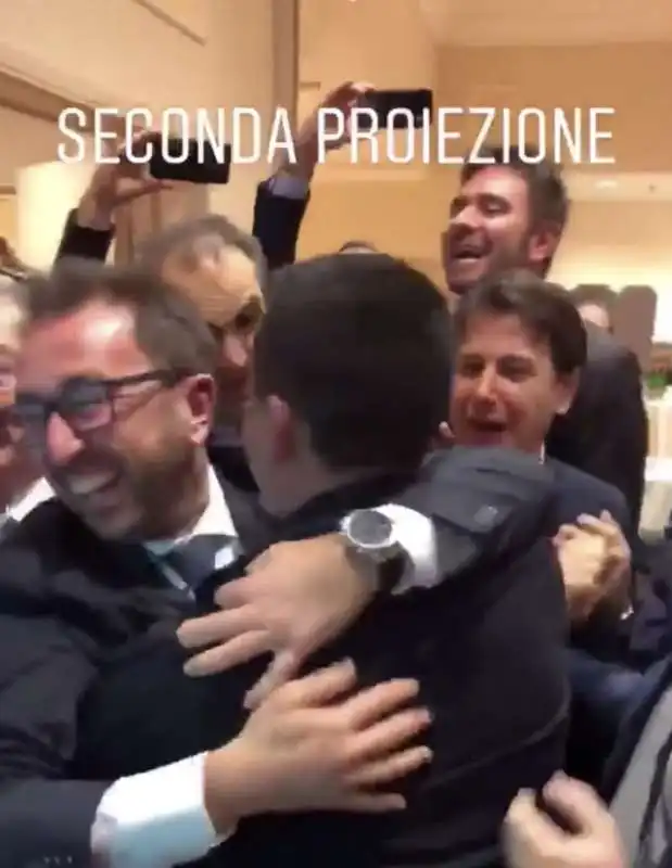 giuseppe conte abbraccia di maio e festeggia la vittoria del m5s alle elezioni 2018 3