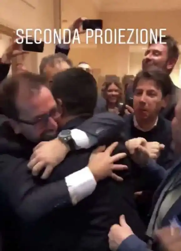 giuseppe conte abbraccia di maio e festeggia la vittoria del m5s alle elezioni 2018 4