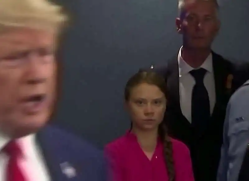 greta thunberg fulmina donald trump con lo sguardo 3