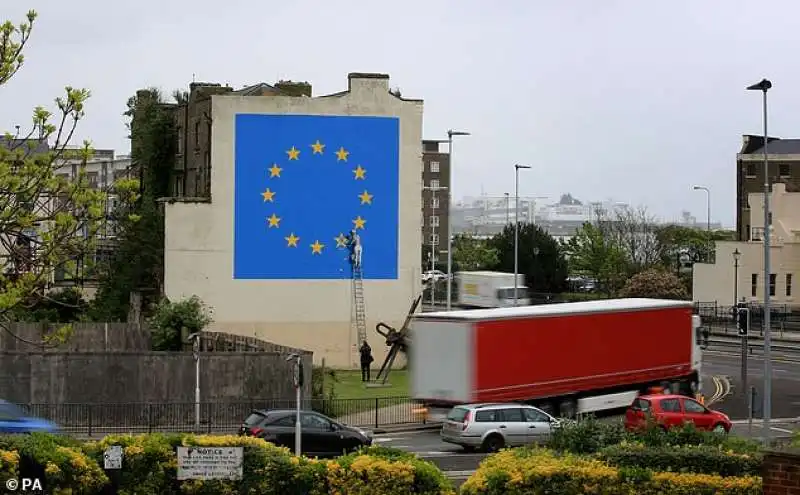 il murale di banksy a dover