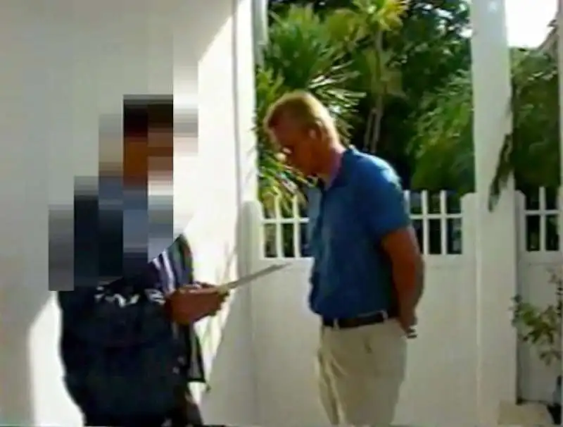 il video della polizia che entra a casa di epstein